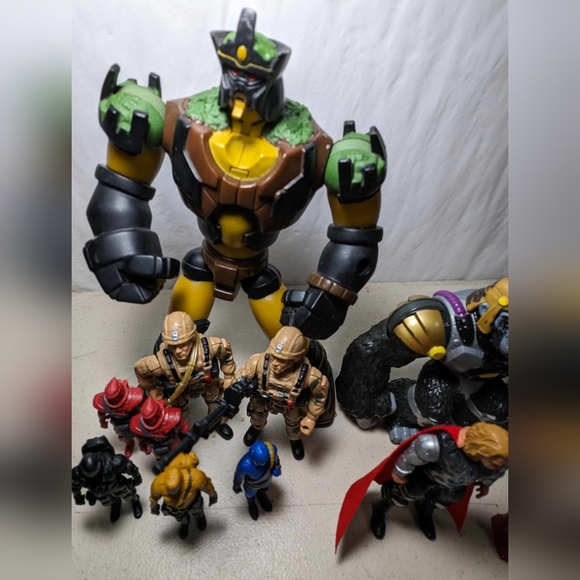 Random Action Figure Lot - Picture 4 of 5